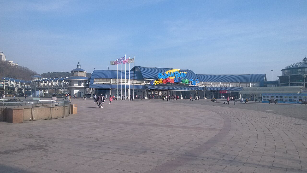 Вход в океанариум Лаохутань в Даляне