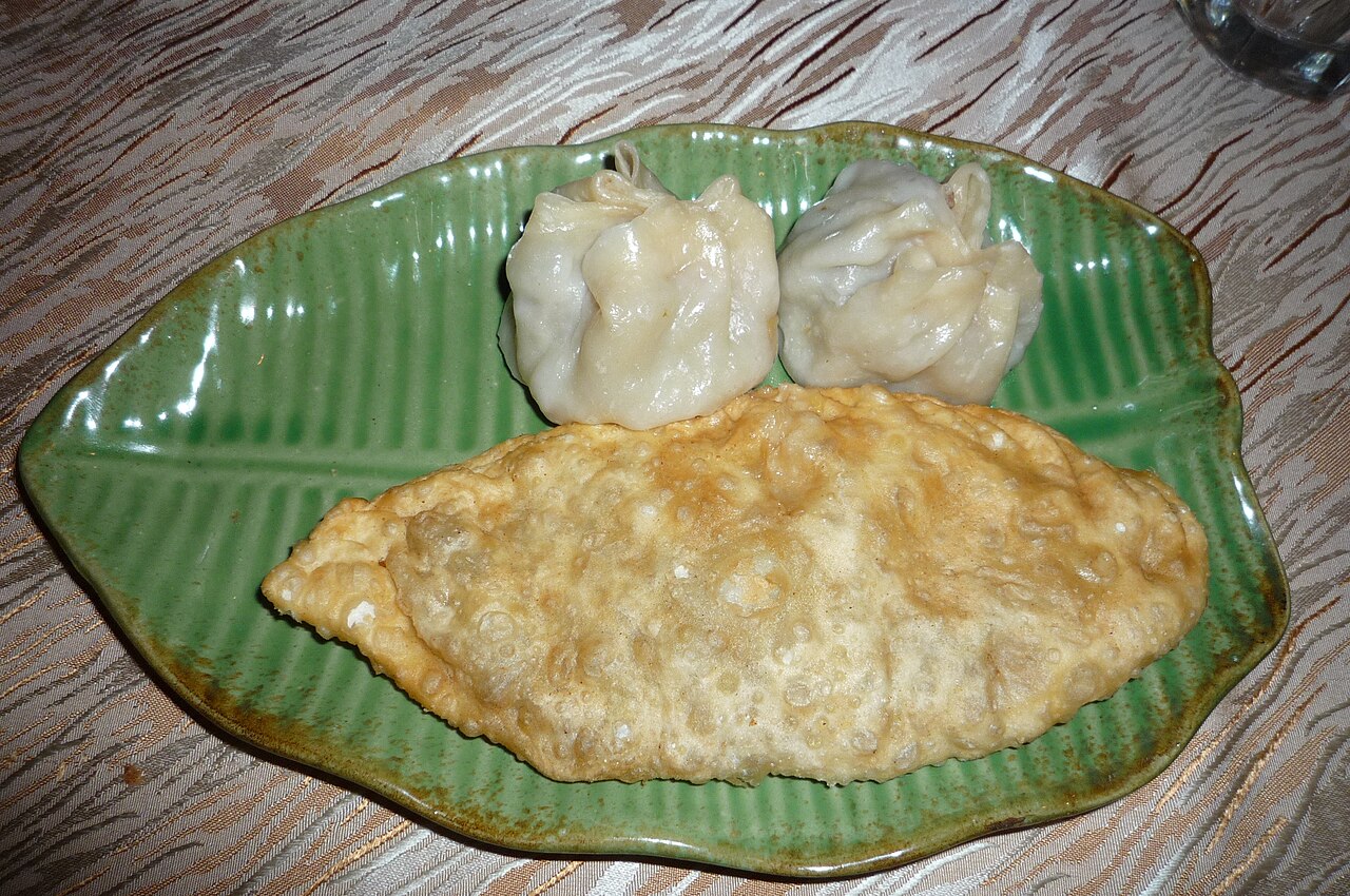 Буузы и хуушуры: паровые и жареные изделия с мясом монгольской кухни