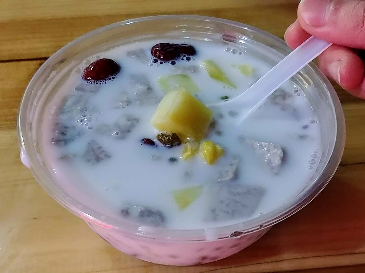 Цзиньбулян: холодный десерт с бобами, желе и кокосовым молоком
