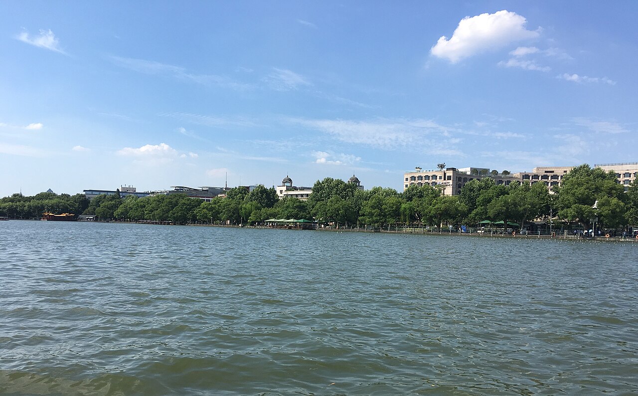 Приозёрный парк на восточном берегу Сиху