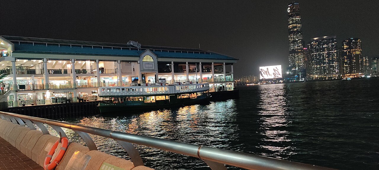 Паром Star Ferry в бухте Виктория